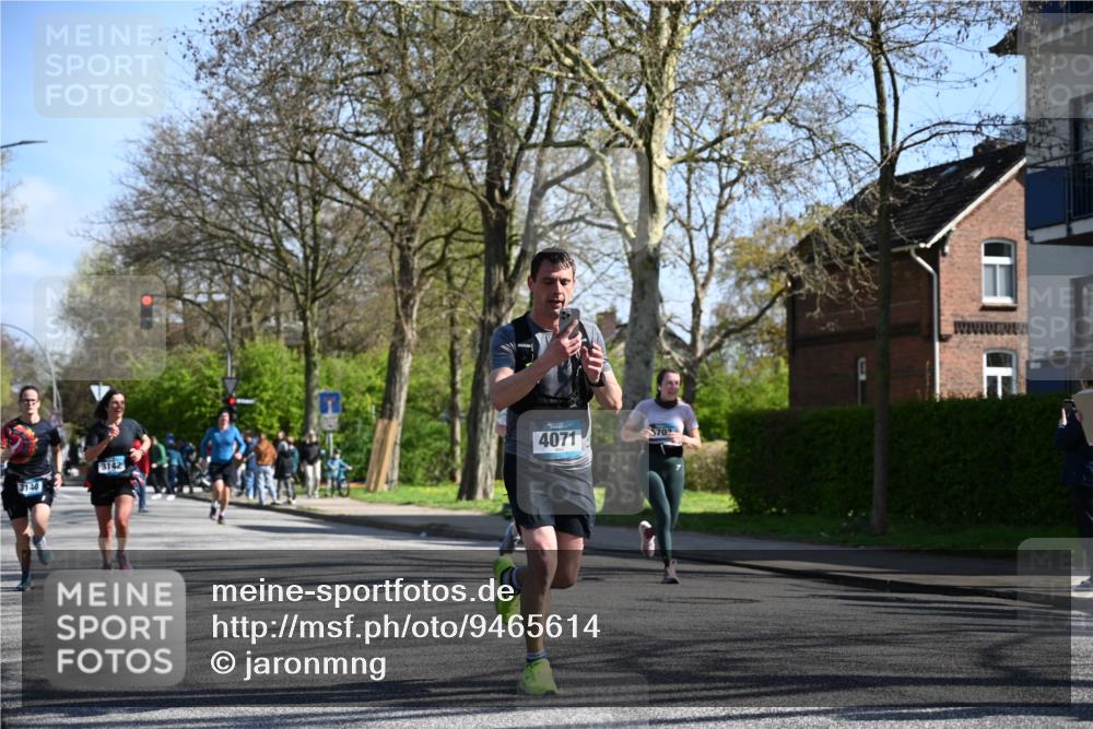 12.04.2026 - 45. Internationalen Wilhelmsburger Insellauf J. Mangold http://msf.ph/oto/9465614 12.04.2026 10:58:29 Ziel 4352, 4215, 4394, 3665, 3968, 4577, 5703, 3142, 5468, 3140, 4071, 2553, 2989, 3825, 5615, 3150, 2269 meine-sportfotos.de