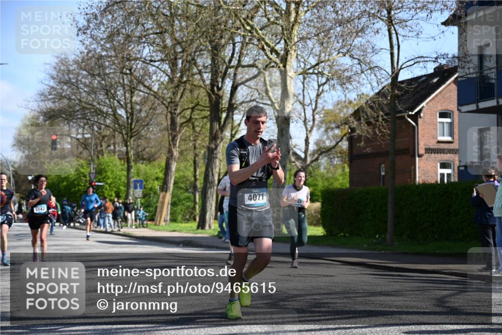 12.04.2026 - 45. Internationalen Wilhelmsburger Insellauf J. Mangold http://msf.ph/oto/9465615 12.04.2026 10:58:29 Ziel 4352, 4215, 4394, 3665, 3968, 4577, 5703, 3142, 5468, 3140, 4071, 2553, 2989, 3825, 5615, 3150, 2269 meine-sportfotos.de