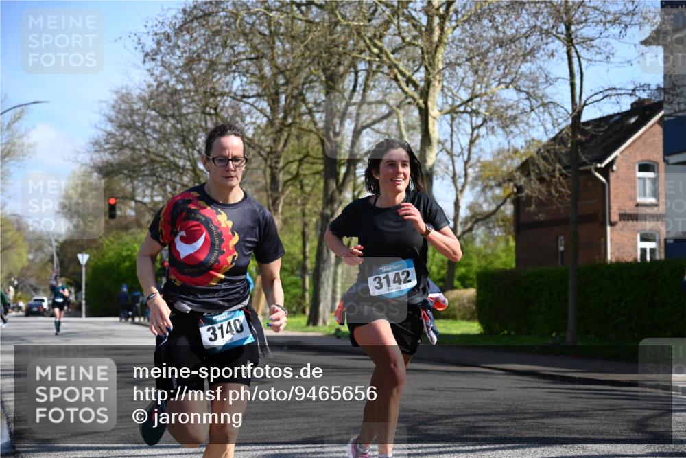 12.04.2026 - 45. Internationalen Wilhelmsburger Insellauf J. Mangold http://msf.ph/oto/9465656 12.04.2026 10:58:33 Ziel 3665, 3968, 4577, 5703, 3142, 5468, 3140, 4071, 2553, 2989, 3825, 5615, 3150, 3825, 5615, 3150, 2269, 5366, 3044, 3045, 3582 meine-sportfotos.de