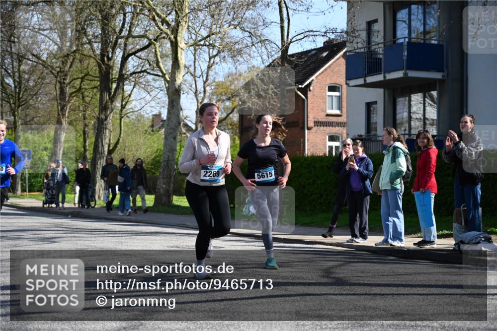 12.04.2026 - 45. Internationalen Wilhelmsburger Insellauf J. Mangold http://msf.ph/oto/9465713 12.04.2026 10:58:51 Ziel 2989, 3825, 5615, 3150, 2269, 5366, 3044, 3045, 3582, 4896, 2308 meine-sportfotos.de