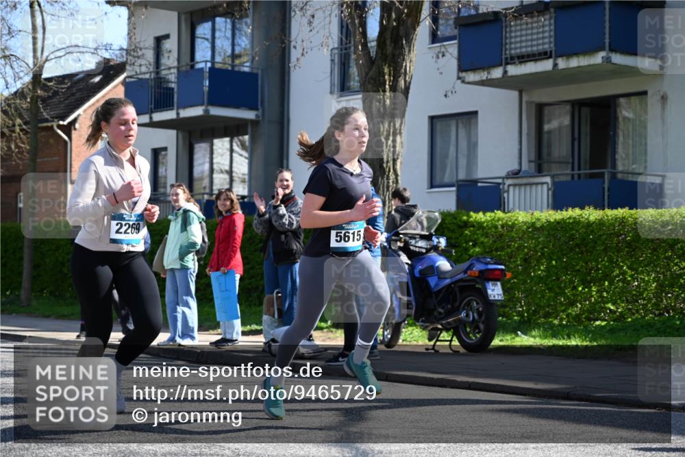 12.04.2026 - 45. Internationalen Wilhelmsburger Insellauf J. Mangold http://msf.ph/oto/9465729 12.04.2026 10:58:52 Ziel 2989, 3825, 5615, 3150, 2269, 5366, 3044, 3045, 3582, 4896, 2308, 5419, 2931, 2930 meine-sportfotos.de