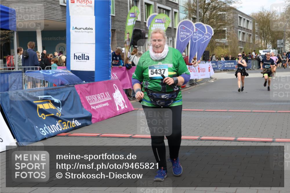 12.04.2026 - 45. Internationalen Wilhelmsburger Insellauf Strokosch-Dieckow http://msf.ph/oto/9465821 12.04.2026 13:12:39 Ziel 5437, 4847, 4846 meine-sportfotos.de