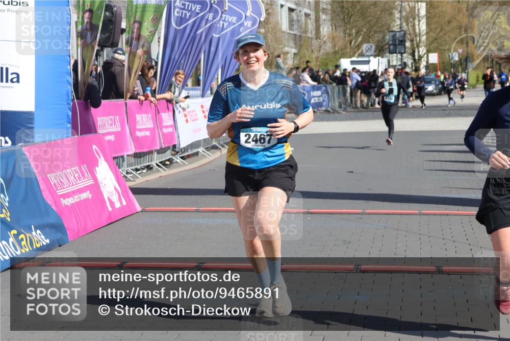 12.04.2026 - 45. Internationalen Wilhelmsburger Insellauf Strokosch-Dieckow http://msf.ph/oto/9465891 12.04.2026 11:16:29 Ziel 2467, 2468, 2296 meine-sportfotos.de