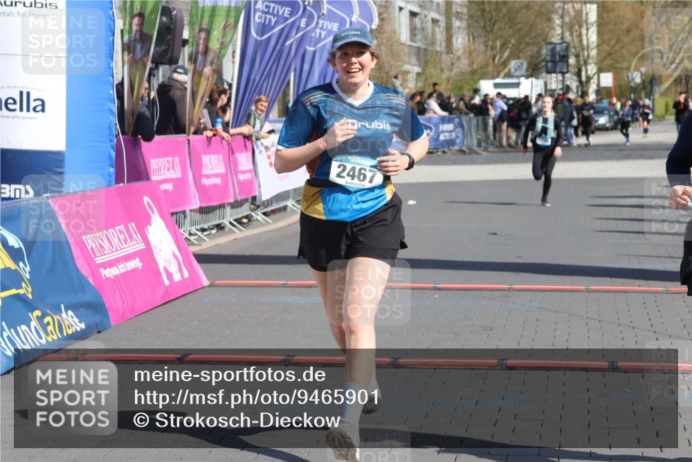 12.04.2026 - 45. Internationalen Wilhelmsburger Insellauf Strokosch-Dieckow http://msf.ph/oto/9465901 12.04.2026 11:16:29 Ziel 2467, 2468, 2296 meine-sportfotos.de