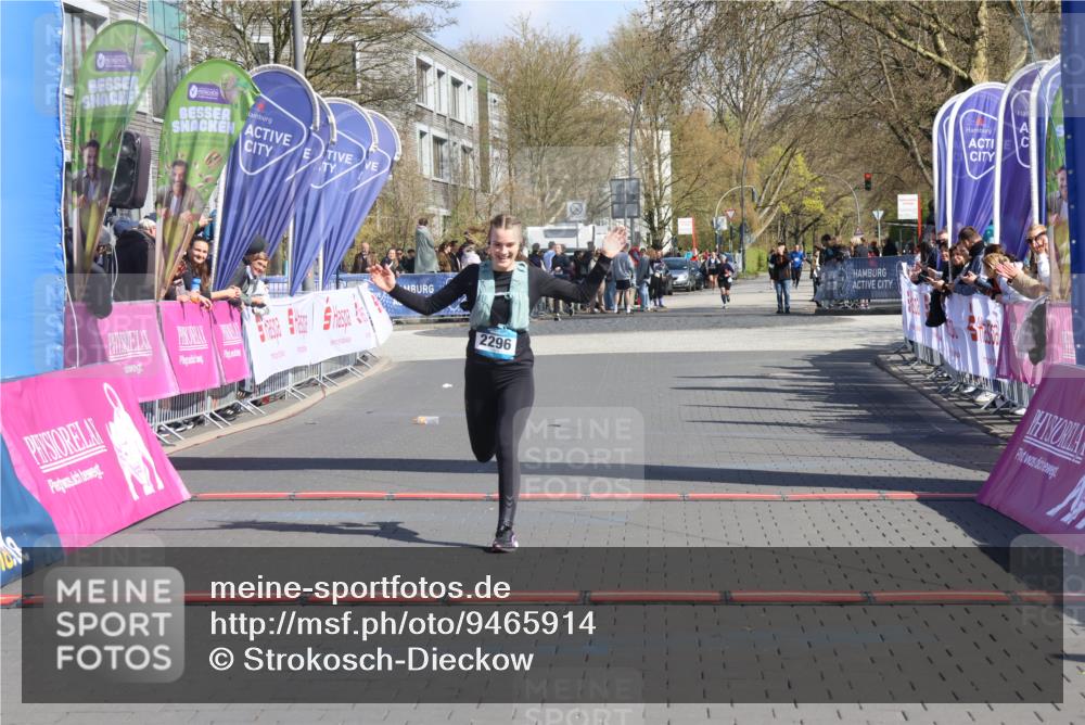 12.04.2026 - 45. Internationalen Wilhelmsburger Insellauf Strokosch-Dieckow http://msf.ph/oto/9465914 12.04.2026 11:16:33 Ziel 2467, 2468, 2296 meine-sportfotos.de