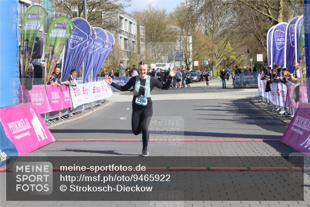 12.04.2026 - 45. Internationalen Wilhelmsburger Insellauf Strokosch-Dieckow http://msf.ph/oto/9465922 12.04.2026 11:16:33 Ziel 2467, 2468, 2296 meine-sportfotos.de
