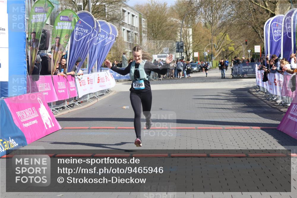 12.04.2026 - 45. Internationalen Wilhelmsburger Insellauf Strokosch-Dieckow http://msf.ph/oto/9465946 12.04.2026 11:16:33 Ziel 2467, 2468, 2296 meine-sportfotos.de