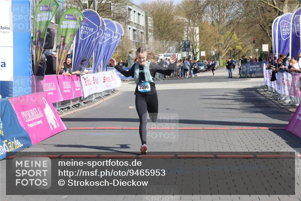 12.04.2026 - 45. Internationalen Wilhelmsburger Insellauf Strokosch-Dieckow http://msf.ph/oto/9465953 12.04.2026 11:16:33 Ziel 2467, 2468, 2296 meine-sportfotos.de