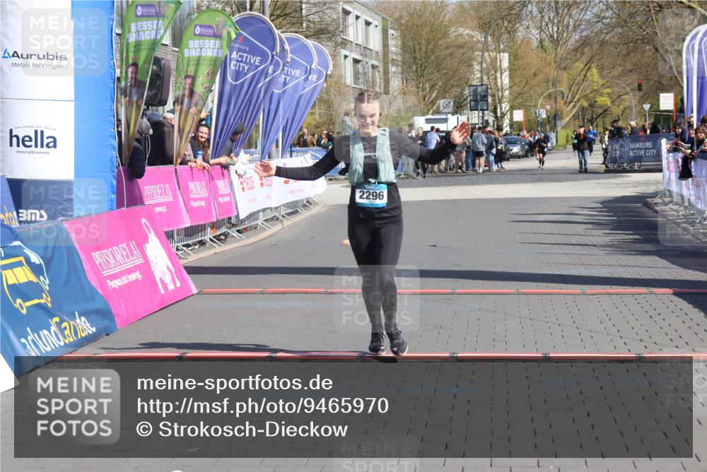12.04.2026 - 45. Internationalen Wilhelmsburger Insellauf Strokosch-Dieckow http://msf.ph/oto/9465970 12.04.2026 11:16:33 Ziel 2467, 2468, 2296 meine-sportfotos.de