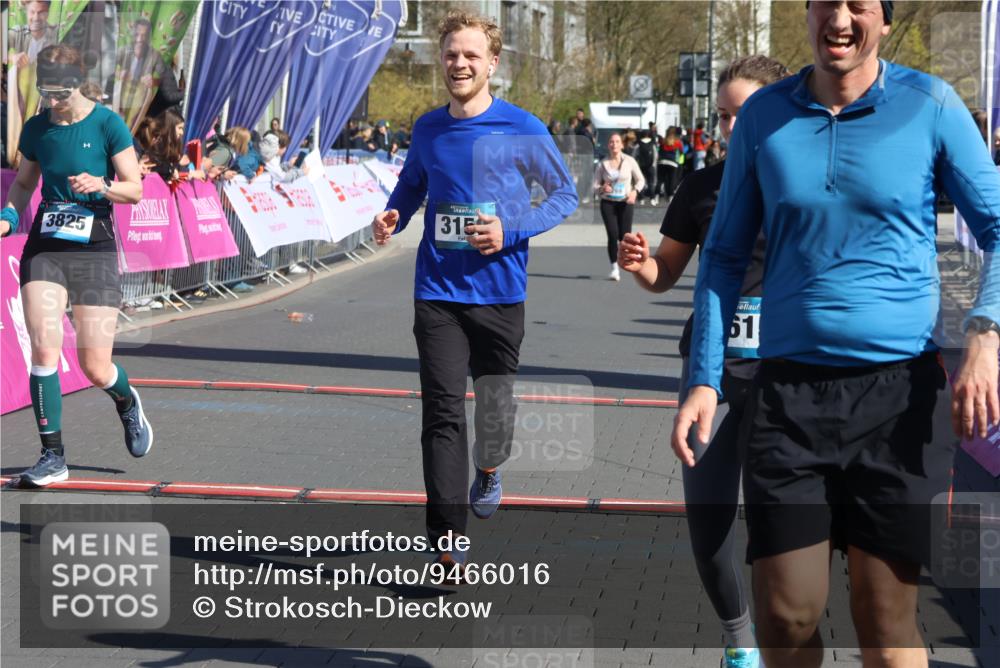 12.04.2026 - 45. Internationalen Wilhelmsburger Insellauf Strokosch-Dieckow http://msf.ph/oto/9466016 12.04.2026 10:59:14 Ziel 2989, 3825, 5615, 3150 meine-sportfotos.de