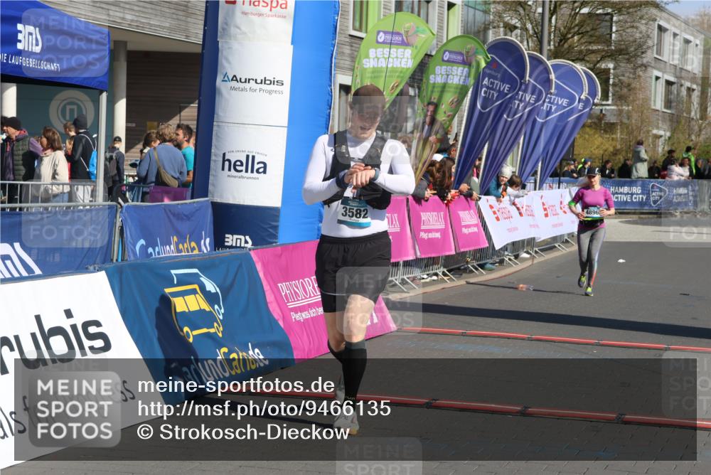 12.04.2026 - 45. Internationalen Wilhelmsburger Insellauf Strokosch-Dieckow http://msf.ph/oto/9466135 12.04.2026 10:59:39 Ziel 3044, 3045, 3582, 4896 meine-sportfotos.de