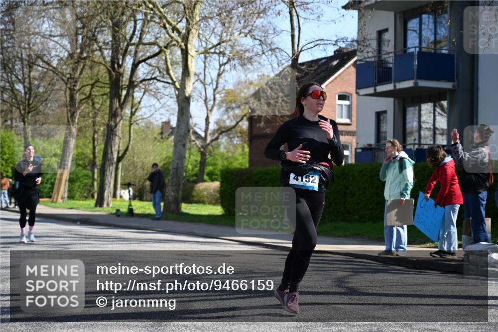 12.04.2026 - 45. Internationalen Wilhelmsburger Insellauf J. Mangold http://msf.ph/oto/9466159 12.04.2026 11:00:11 Ziel 3797, 3727, 2166, 2977, 4107, 4152, 2646, 4991, 4993, 3953, 3373, 4632, 2389, 2389, 3725 meine-sportfotos.de