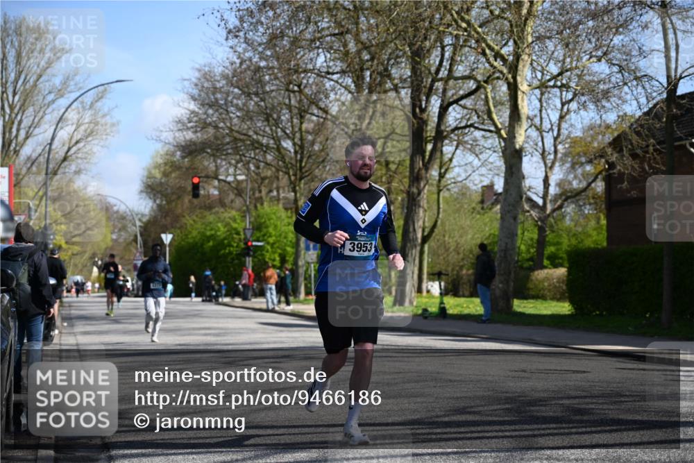 12.04.2026 - 45. Internationalen Wilhelmsburger Insellauf J. Mangold http://msf.ph/oto/9466186 12.04.2026 11:00:22 Ziel 2977, 4107, 4152, 2646, 4991, 4993, 3953, 3373, 4632, 2389, 3725, 5581 meine-sportfotos.de
