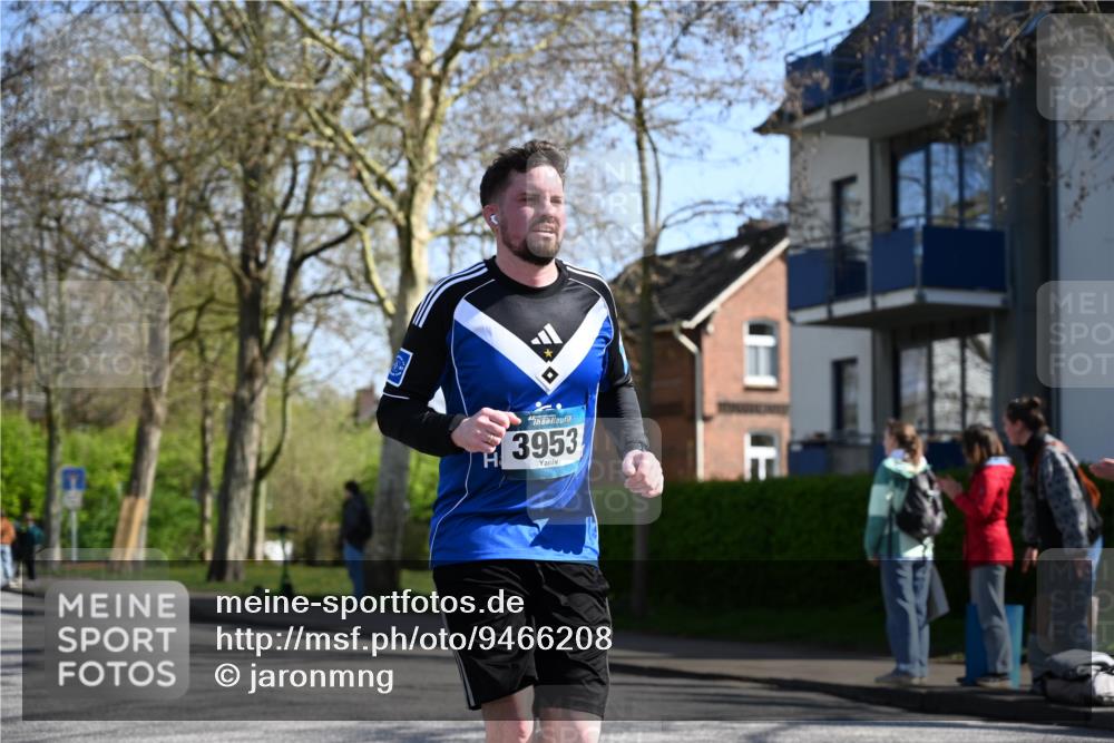 12.04.2026 - 45. Internationalen Wilhelmsburger Insellauf J. Mangold http://msf.ph/oto/9466208 12.04.2026 11:00:23 Ziel 2977, 4107, 4152, 2646, 4991, 4993, 3953, 3373, 4632, 2389, 2389, 3725, 5581 meine-sportfotos.de