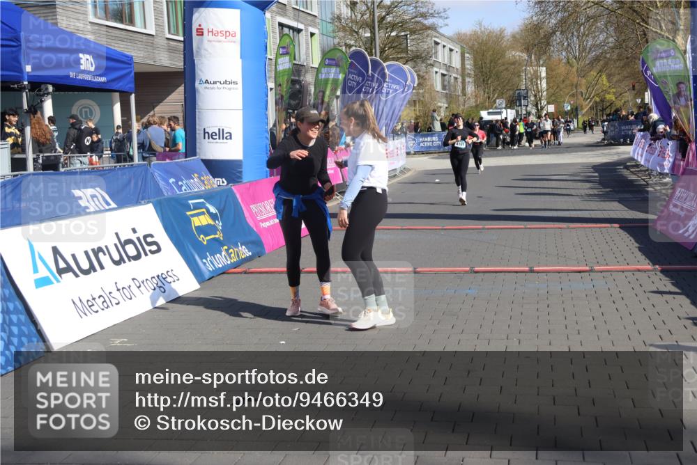 12.04.2026 - 45. Internationalen Wilhelmsburger Insellauf Strokosch-Dieckow http://msf.ph/oto/9466349 12.04.2026 11:00:05 Ziel 5699, 5698, 4101 meine-sportfotos.de
