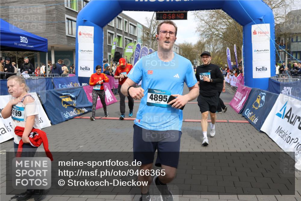 12.04.2026 - 45. Internationalen Wilhelmsburger Insellauf Strokosch-Dieckow http://msf.ph/oto/9466365 12.04.2026 13:11:39 Ziel 4216, 4895, 3932, 2114, 2519, 2113, 2076, 4106, 3247 meine-sportfotos.de