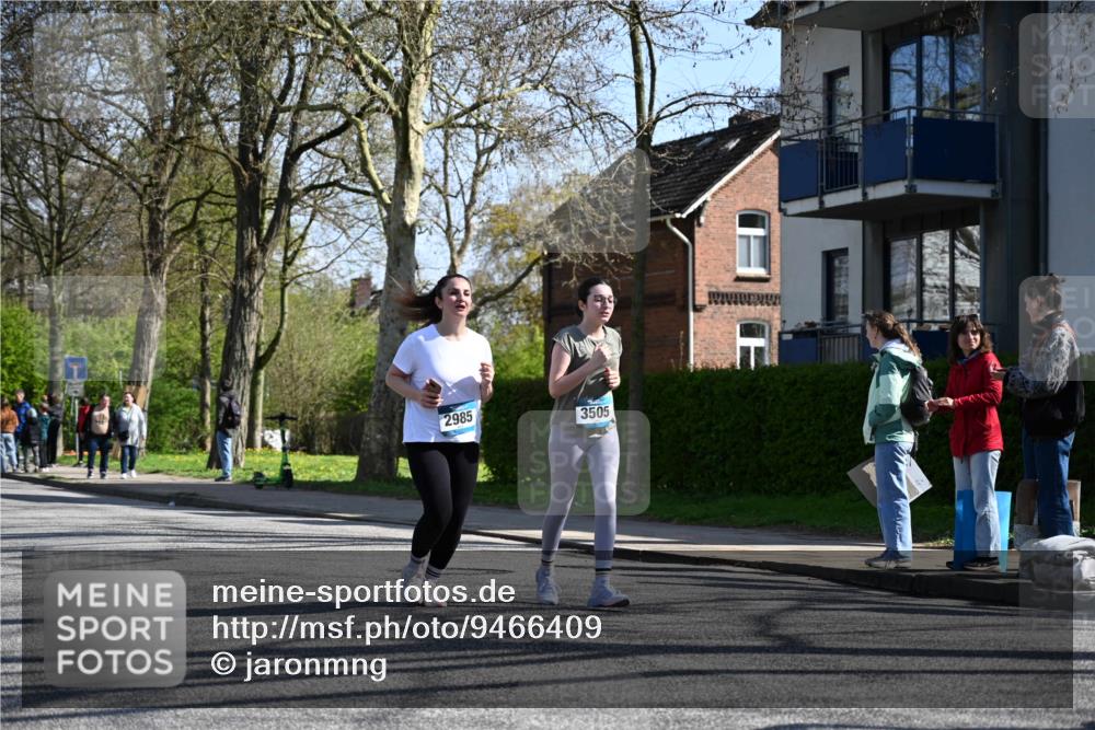 12.04.2026 - 45. Internationalen Wilhelmsburger Insellauf J. Mangold http://msf.ph/oto/9466409 12.04.2026 11:02:02 Ziel 4326, 2417, 5605, 4613, 3178, 4759, 4630, 4069, 4069, 2985, 3505, 3009, 2962, 2919, 2418, 2398, 2418, 2398, 4595, 4597, 4825, 2122, 3878 meine-sportfotos.de
