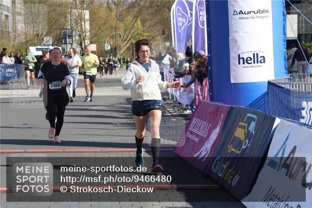 12.04.2026 - 45. Internationalen Wilhelmsburger Insellauf Strokosch-Dieckow http://msf.ph/oto/9466480 12.04.2026 11:00:17 Ziel 3367, 3468, 2665 meine-sportfotos.de