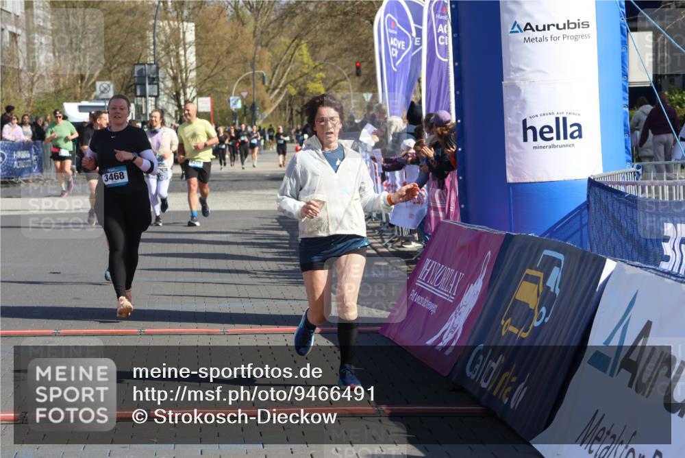 12.04.2026 - 45. Internationalen Wilhelmsburger Insellauf Strokosch-Dieckow http://msf.ph/oto/9466491 12.04.2026 11:00:17 Ziel 3367, 3468, 2665 meine-sportfotos.de