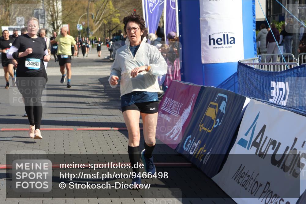 12.04.2026 - 45. Internationalen Wilhelmsburger Insellauf Strokosch-Dieckow http://msf.ph/oto/9466498 12.04.2026 11:00:18 Ziel 3367, 3468, 2665 meine-sportfotos.de