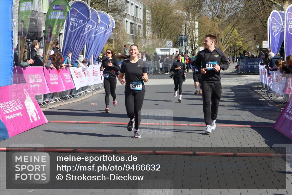 12.04.2026 - 45. Internationalen Wilhelmsburger Insellauf Strokosch-Dieckow http://msf.ph/oto/9466632 12.04.2026 11:00:40 Ziel 2977, 4107, 4152 meine-sportfotos.de