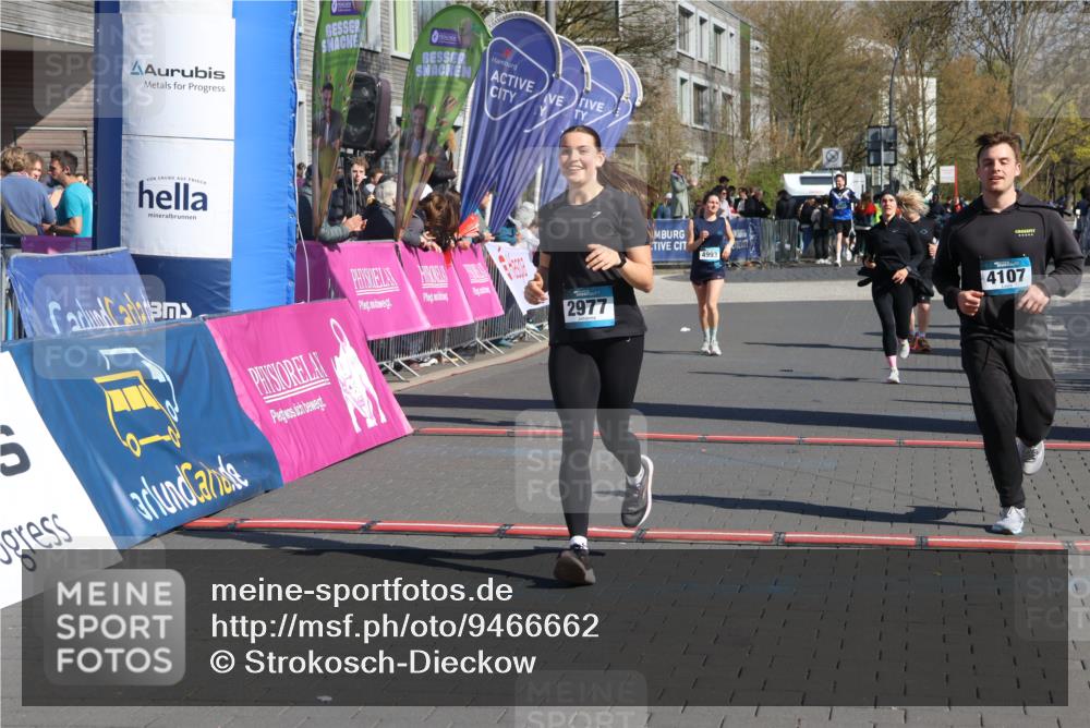 12.04.2026 - 45. Internationalen Wilhelmsburger Insellauf Strokosch-Dieckow http://msf.ph/oto/9466662 12.04.2026 11:00:41 Ziel 2977, 4107, 4152, 2646 meine-sportfotos.de