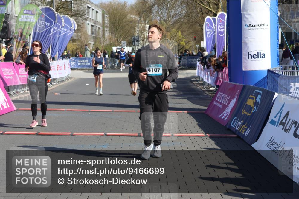12.04.2026 - 45. Internationalen Wilhelmsburger Insellauf Strokosch-Dieckow http://msf.ph/oto/9466699 12.04.2026 11:00:42 Ziel 2977, 4107, 4152, 2646 meine-sportfotos.de