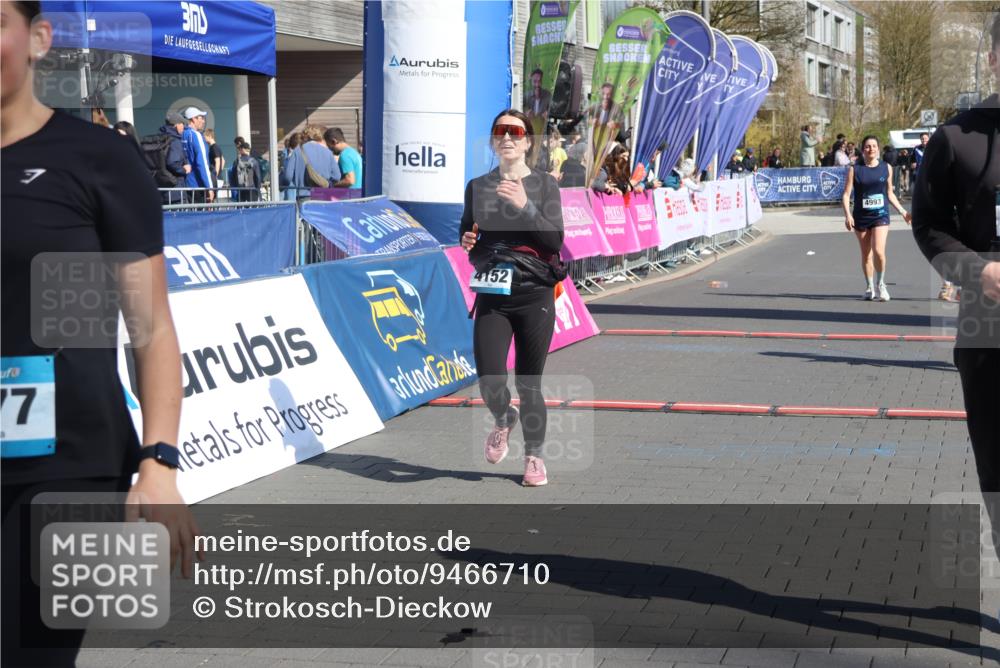 12.04.2026 - 45. Internationalen Wilhelmsburger Insellauf Strokosch-Dieckow http://msf.ph/oto/9466710 12.04.2026 11:00:44 Ziel 2977, 4107, 4152, 2646, 4991, 4993 meine-sportfotos.de