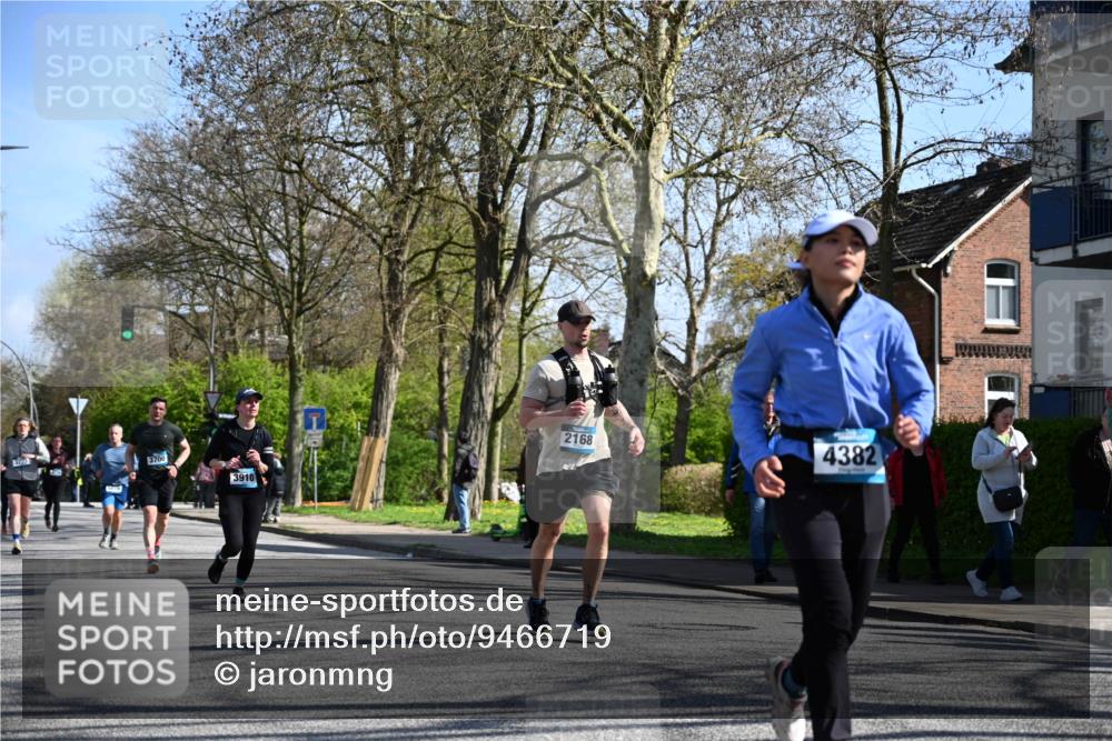 12.04.2026 - 45. Internationalen Wilhelmsburger Insellauf J. Mangold http://msf.ph/oto/9466719 12.04.2026 11:02:50 Ziel 2122, 3878, 2016, 3052, 4513, 2168, 3910, 3700, 3716, 3223, 4246, 4382, 5816, 3384, 2950, 5460, 4141, 2422 meine-sportfotos.de