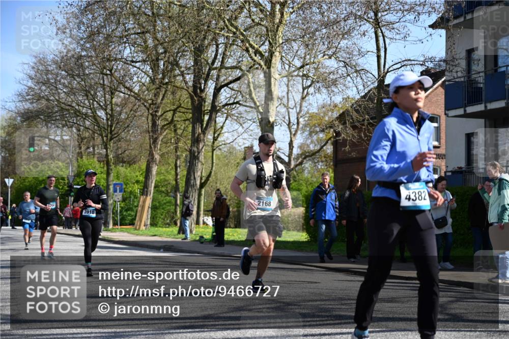 12.04.2026 - 45. Internationalen Wilhelmsburger Insellauf J. Mangold http://msf.ph/oto/9466727 12.04.2026 11:02:50 Ziel 2122, 3878, 2016, 3052, 4513, 2168, 3910, 3700, 3716, 3223, 4246, 4382, 5816, 3384, 2950, 5460, 4141, 2422 meine-sportfotos.de