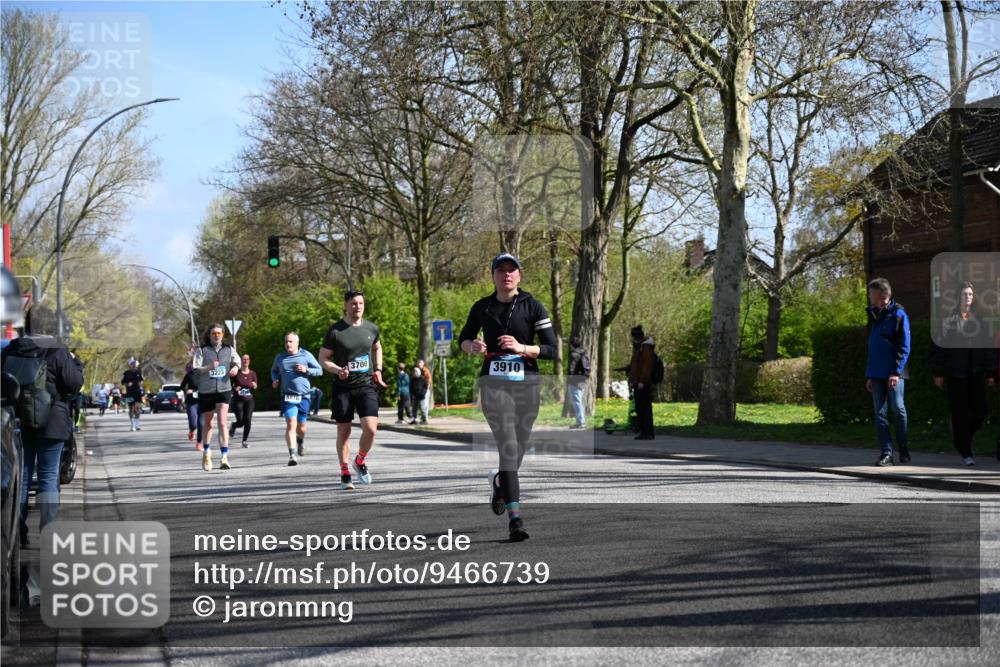 12.04.2026 - 45. Internationalen Wilhelmsburger Insellauf J. Mangold http://msf.ph/oto/9466739 12.04.2026 11:02:51 Ziel 3878, 2016, 3052, 4513, 2168, 3910, 3700, 3716, 3223, 4246, 4382, 5816, 3384, 2950, 5460, 4141, 2422 meine-sportfotos.de