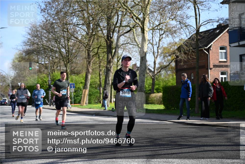 12.04.2026 - 45. Internationalen Wilhelmsburger Insellauf J. Mangold http://msf.ph/oto/9466760 12.04.2026 11:02:52 Ziel 2016, 3052, 4513, 2168, 3910, 3700, 3716, 3223, 4246, 4382, 5816, 3384, 2950, 5460, 4141, 2422 meine-sportfotos.de