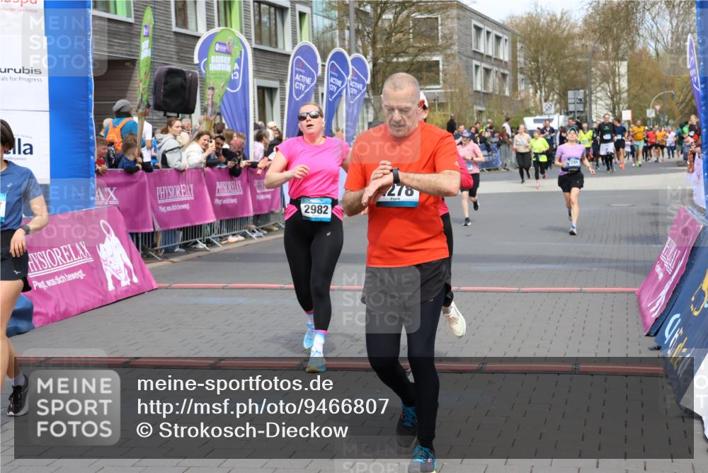 12.04.2026 - 45. Internationalen Wilhelmsburger Insellauf Strokosch-Dieckow http://msf.ph/oto/9466807 12.04.2026 13:10:46 Ziel 4910, 4278, 4935, 2129, 2982, 2121, 2289, 4250 meine-sportfotos.de