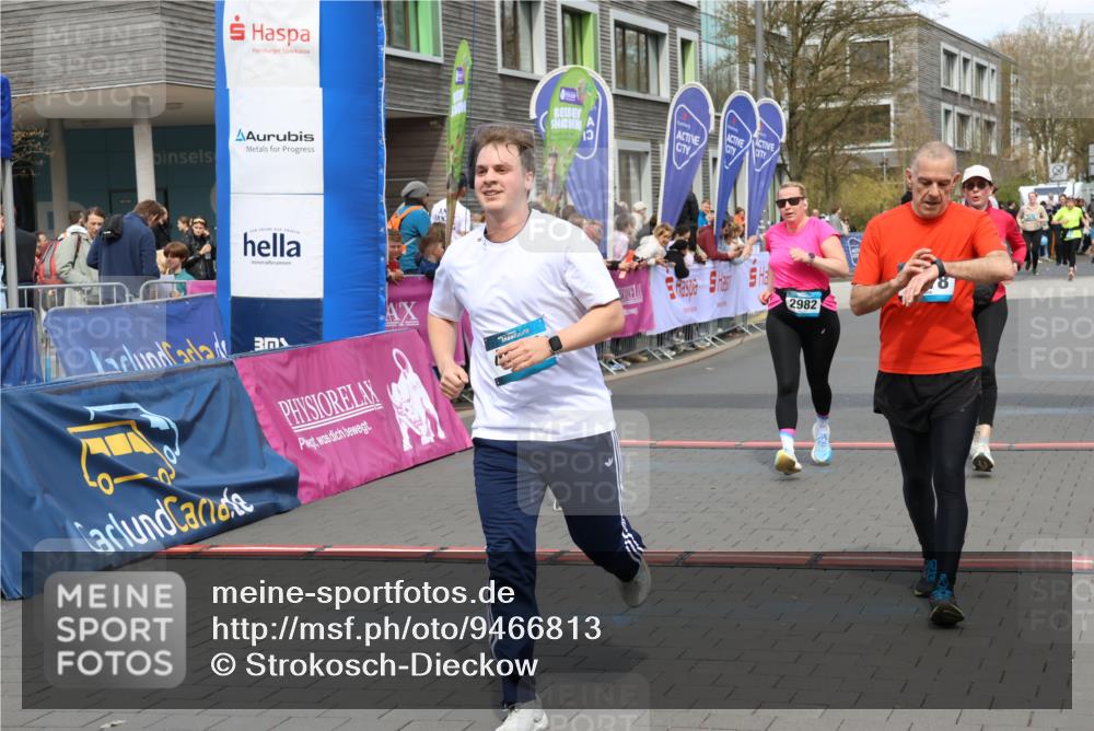 12.04.2026 - 45. Internationalen Wilhelmsburger Insellauf Strokosch-Dieckow http://msf.ph/oto/9466813 12.04.2026 13:10:45 Ziel 4910, 4278, 4935, 2129, 2982, 2121, 2289 meine-sportfotos.de
