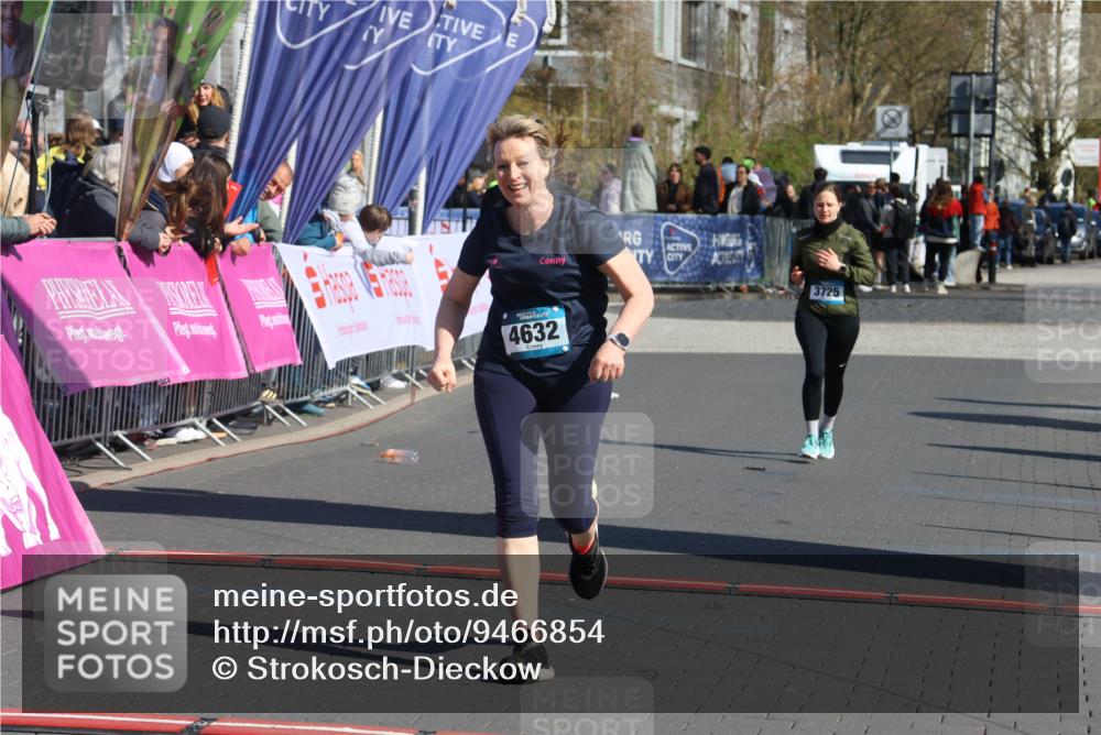 12.04.2026 - 45. Internationalen Wilhelmsburger Insellauf Strokosch-Dieckow http://msf.ph/oto/9466854 12.04.2026 11:01:01 Ziel 3373, 4632, 2389 meine-sportfotos.de