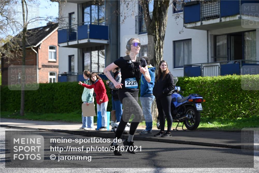 12.04.2026 - 45. Internationalen Wilhelmsburger Insellauf J. Mangold http://msf.ph/oto/9467021 12.04.2026 11:03:54 Ziel 5842, 2005, 2221, 3027, 3027, 3015, 5533, 2664, 5792, 4059, 4489, 4686, 3615 meine-sportfotos.de