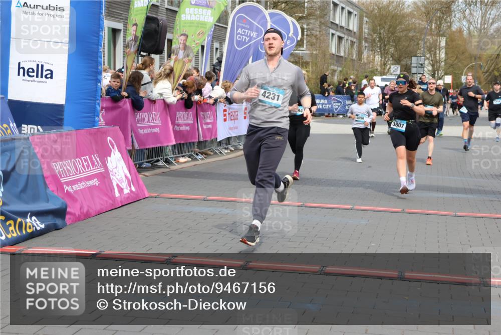 12.04.2026 - 45. Internationalen Wilhelmsburger Insellauf Strokosch-Dieckow http://msf.ph/oto/9467156 12.04.2026 13:10:15 Ziel 3807, 4794, 2687, 5090 meine-sportfotos.de