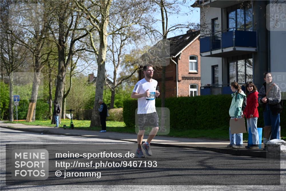 12.04.2026 - 45. Internationalen Wilhelmsburger Insellauf J. Mangold http://msf.ph/oto/9467193 12.04.2026 11:04:27 Ziel 4059, 4489, 4686, 3615, 2211, 3978, 4484, 4486, 3678, 2204, 5570, 3679, 3064, 2225, 2203, 2415, 3130, 4286, 4516, 5043 meine-sportfotos.de