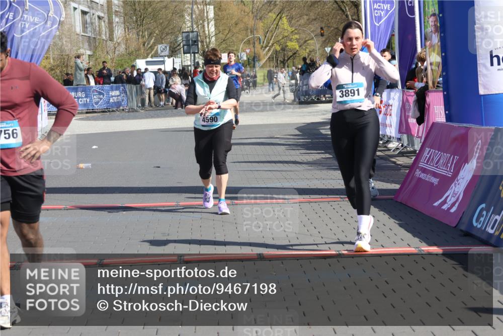 12.04.2026 - 45. Internationalen Wilhelmsburger Insellauf Strokosch-Dieckow http://msf.ph/oto/9467198 12.04.2026 11:17:10 Ziel 5756, 3891, 4590, 2828 meine-sportfotos.de