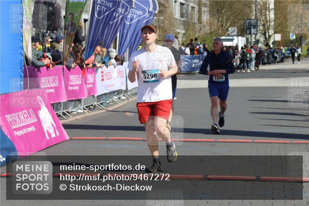 12.04.2026 - 45. Internationalen Wilhelmsburger Insellauf Strokosch-Dieckow http://msf.ph/oto/9467272 12.04.2026 11:01:42 Ziel 2880, 5298, 3358, 3347, 4703 meine-sportfotos.de