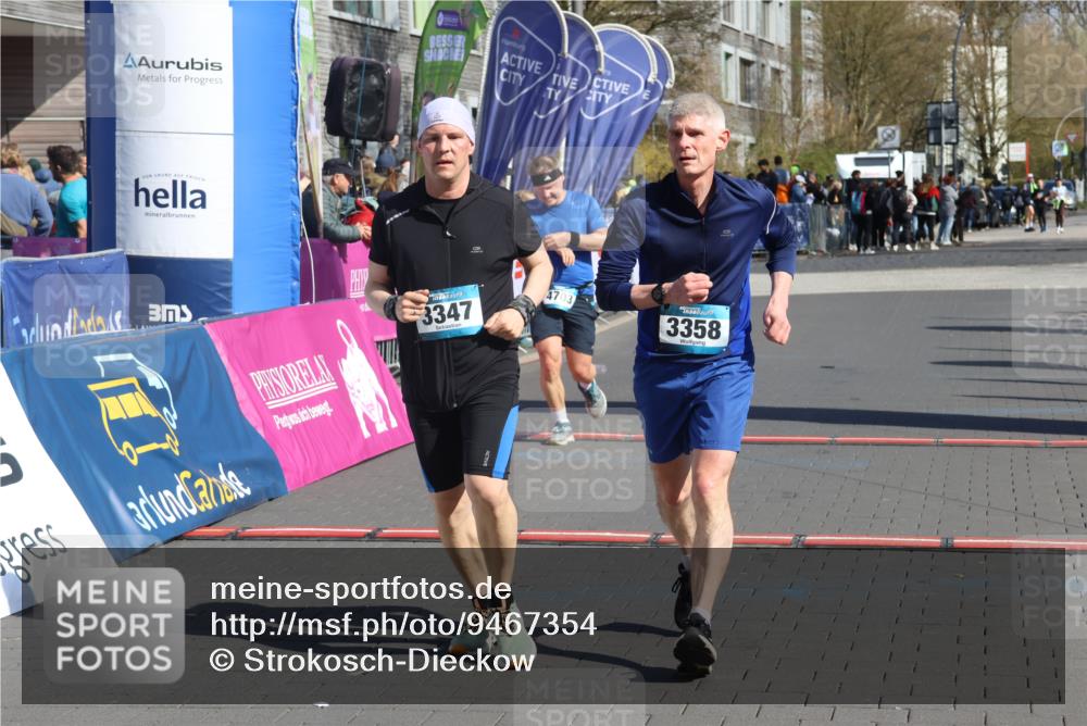 12.04.2026 - 45. Internationalen Wilhelmsburger Insellauf Strokosch-Dieckow http://msf.ph/oto/9467354 12.04.2026 11:01:46 Ziel 5298, 3358, 3347, 4703 meine-sportfotos.de