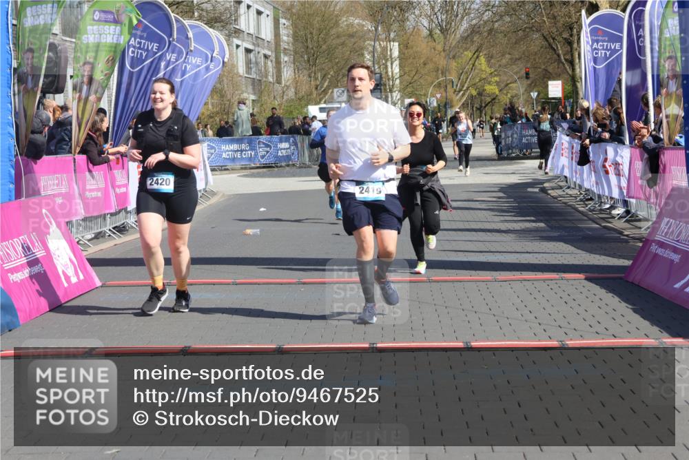 12.04.2026 - 45. Internationalen Wilhelmsburger Insellauf Strokosch-Dieckow http://msf.ph/oto/9467525 12.04.2026 11:18:03 Ziel 2419, 2420, 2312, 2241 meine-sportfotos.de