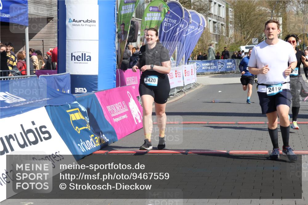 12.04.2026 - 45. Internationalen Wilhelmsburger Insellauf Strokosch-Dieckow http://msf.ph/oto/9467559 12.04.2026 11:18:04 Ziel 2419, 2420, 2312, 2241 meine-sportfotos.de