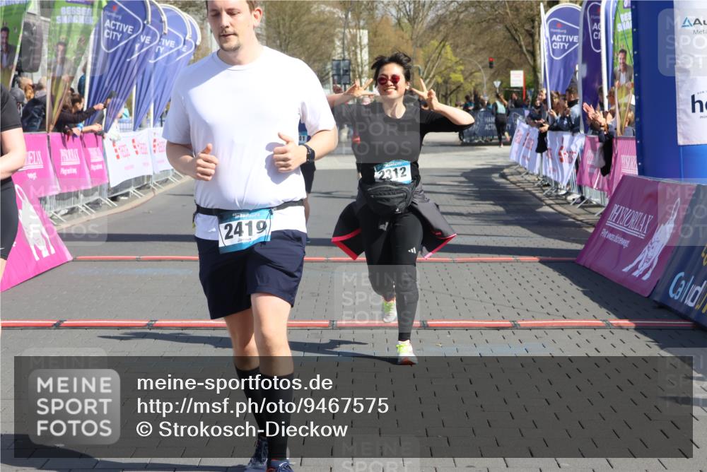 12.04.2026 - 45. Internationalen Wilhelmsburger Insellauf Strokosch-Dieckow http://msf.ph/oto/9467575 12.04.2026 11:18:05 Ziel 2419, 2420, 2312, 2241, 5309, 3944 meine-sportfotos.de