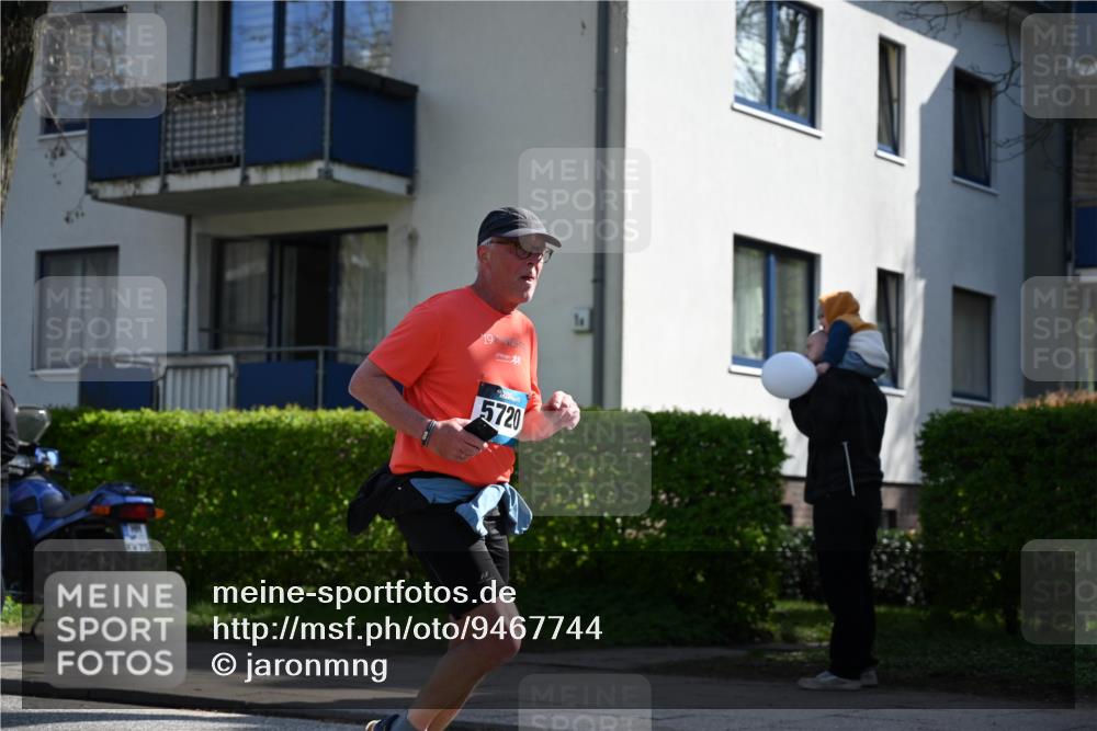 12.04.2026 - 45. Internationalen Wilhelmsburger Insellauf J. Mangold http://msf.ph/oto/9467744 12.04.2026 11:06:35 Ziel 3790, 2495, 3570, 2862, 2863, 5720, 3342, 3885, 2777, 4949, 4359 meine-sportfotos.de