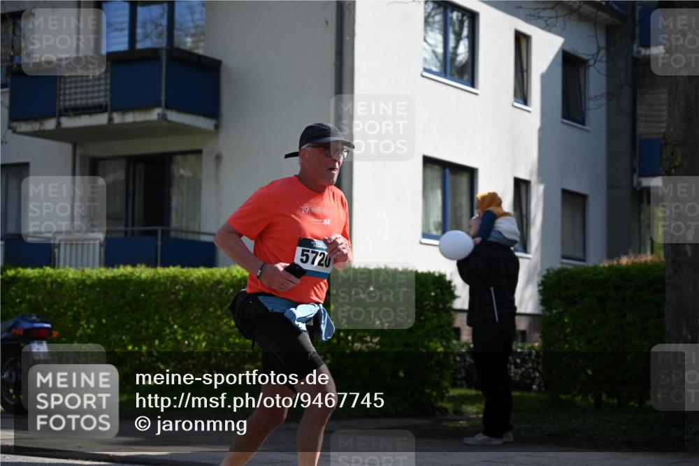 12.04.2026 - 45. Internationalen Wilhelmsburger Insellauf J. Mangold http://msf.ph/oto/9467745 12.04.2026 11:06:35 Ziel 3790, 2495, 3570, 2862, 2863, 5720, 3342, 3885, 2777, 4949, 4359 meine-sportfotos.de