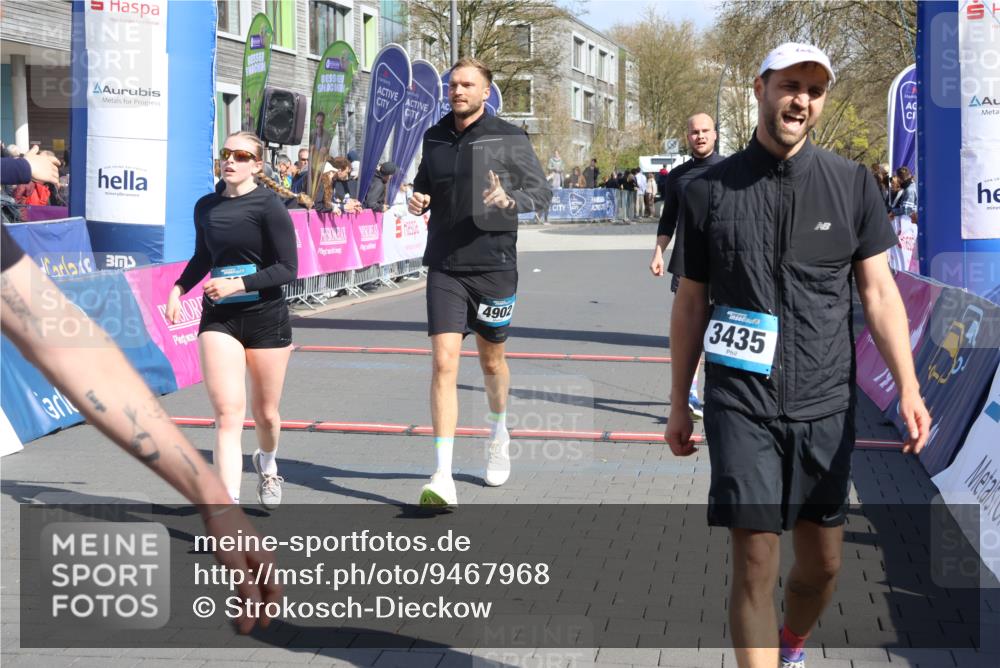 12.04.2026 - 45. Internationalen Wilhelmsburger Insellauf Strokosch-Dieckow http://msf.ph/oto/9467968 12.04.2026 11:18:30 Ziel 5700, 4902, 4918 meine-sportfotos.de
