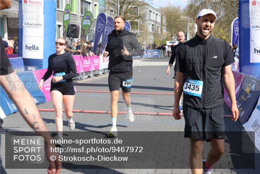 12.04.2026 - 45. Internationalen Wilhelmsburger Insellauf Strokosch-Dieckow http://msf.ph/oto/9467972 12.04.2026 11:18:30 Ziel 5700, 4902, 4918 meine-sportfotos.de