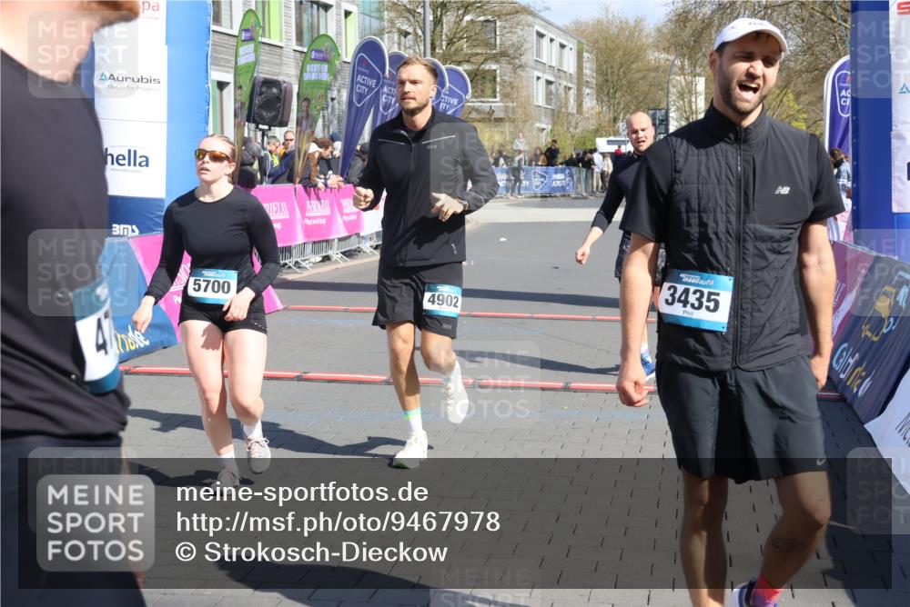 12.04.2026 - 45. Internationalen Wilhelmsburger Insellauf Strokosch-Dieckow http://msf.ph/oto/9467978 12.04.2026 11:18:30 Ziel 5700, 4902, 4918 meine-sportfotos.de