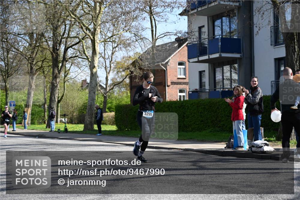 12.04.2026 - 45. Internationalen Wilhelmsburger Insellauf J. Mangold http://msf.ph/oto/9467990 12.04.2026 11:07:30 Ziel 5806, 3149, 3967, 4856, 3295, 2924, 2660, 2882, 2864, 3671, 4956 meine-sportfotos.de